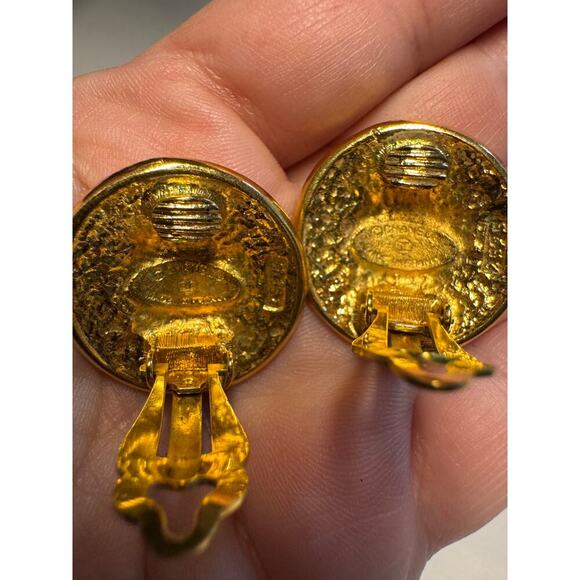 Chanel Vintage Round Button Clip On Earrings with Stars 80s 24k gold plated - Picture 3 of 5